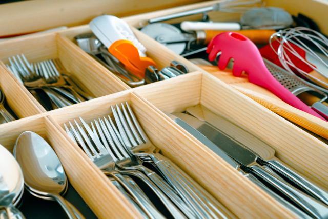 キッチンツールのイメージ画像。引き出しに並んでいるナイフ、フォーク、スプーン、トングなど