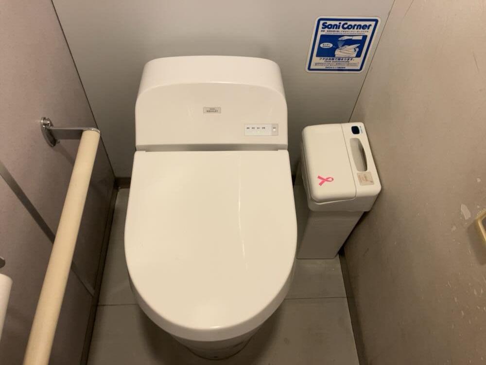 トイレ個室内写真　便座右側にサニタリーボックス